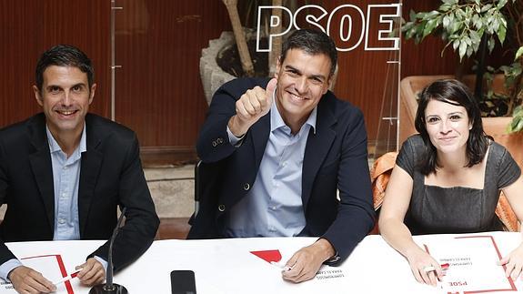 Pedro Sánchez, junto al regidor de Alcalá de Henares, Javier Rodríguez Palacios, y la secretaria de Política Municipal socialista, Adriana Lastra. 