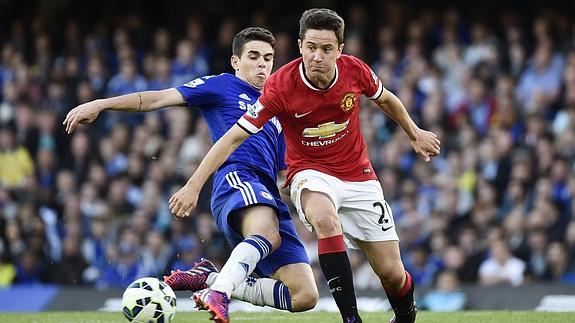 Ander Herrera (d), en un partido entre Manchester United y Chelsea. 