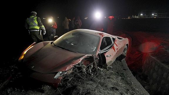 El Ferrari de Arturo Vidal, tras el accidente. 