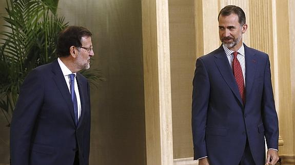 Felipe VI conversa con Rajoy antes de presidir la reunión anual del patronato de la Fundación Carolina. 