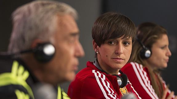 El entrenador de la selección femenina, Ignacio Quereda, junto a las jugadoras Marta Corredera (c) y Sandra Panos (d).