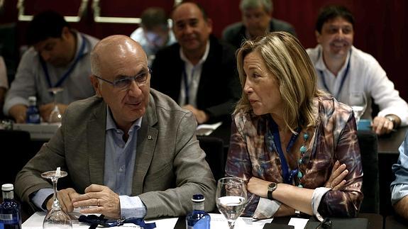 El líder de Unió, Josep Antoni Duran Lleida (i), y la todavía vicepresidenta de la Generalitat, Joana Ortega (d)