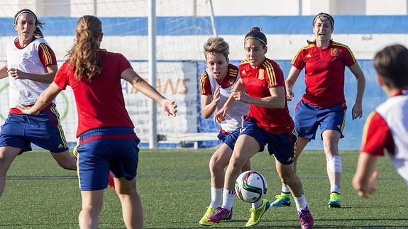 Vero Boquete (c) controla el balón ante Amanda Sampedro en San Pedro del Pinatar