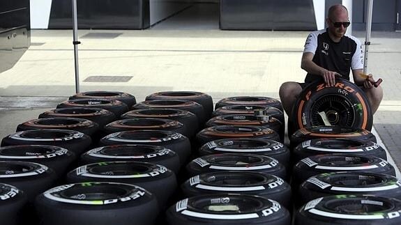 Un mecánico de McLaren comprueba los neumáticos en Silverstone. 