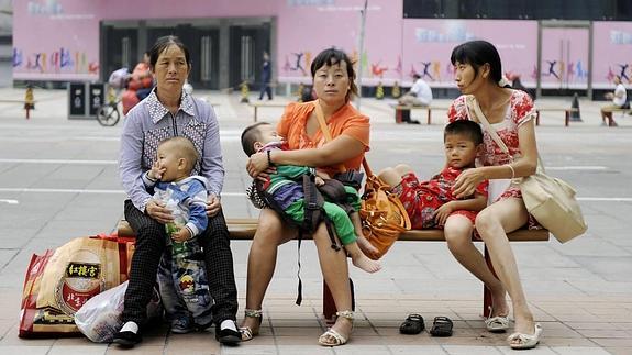Mujeres chinas junto a sus hijos en Pekín. 