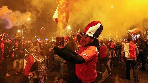 Aficionados chilenos celebran la Copa América en la calle. 