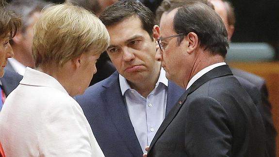 Angela Merkel, Alexis Tsipras y François Hollande, al inicio de la cumbre. 