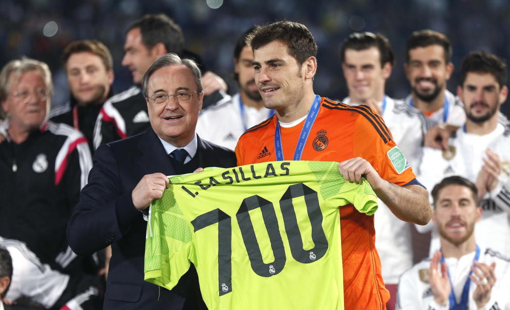 Florentino Pérez, homenajeando a Casillas por sus 700 partidos. 