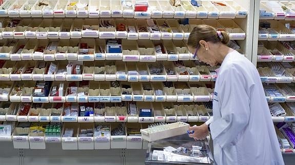 Una trabajadora en el servicio de farmacia de un hospital.