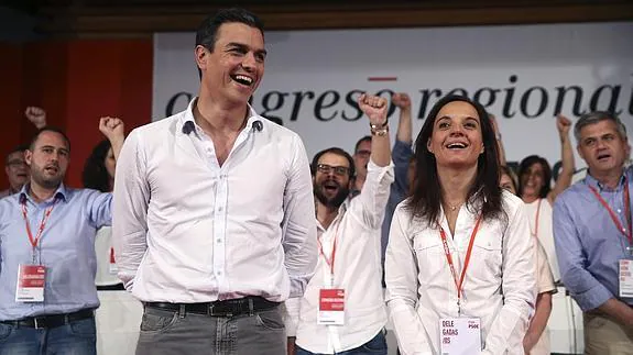 El secretario general del PSOE, Pedro Sánchez, y la nueva secretaria general del PSM, Sara Hernández.