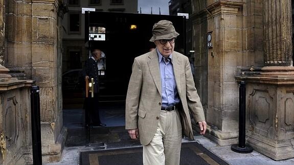 Woody Allen saliendo de un hotel en Oviedo.