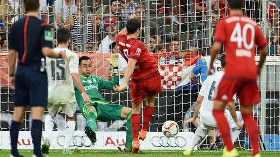 Lewandowski (C) anota el gol ante el Real Madrid. 