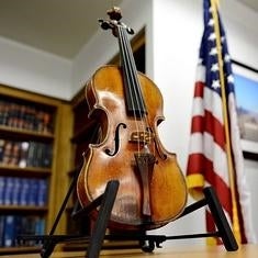 Vista del violín Ames Stradivarius, del músico polaco Roman Totenberg.