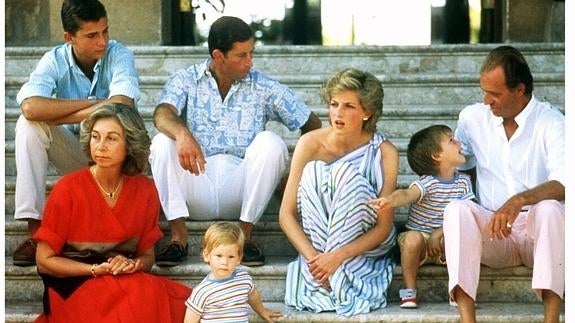 Lady Di, en Marivent junto a los reyes Juan Carlos I y Sofía, y el rey Felipe VI.