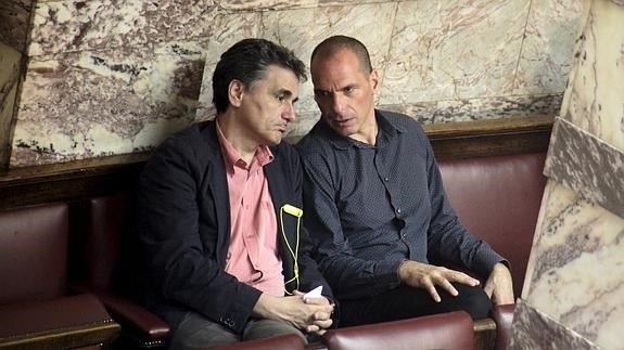 Tsakalotos, junto a Varoufakis.