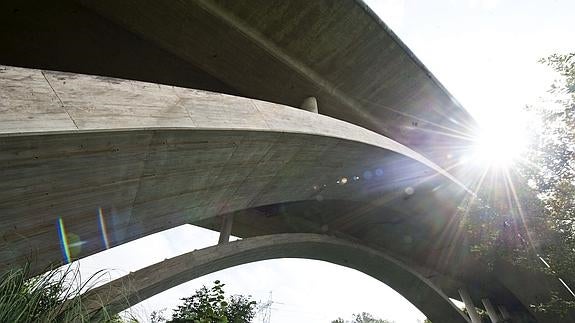 El puente del que la joven holandesa saltó. 