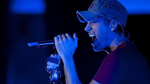 Enrique Iglesias durante el concierto que ha ofrecido este mes en Marbella.