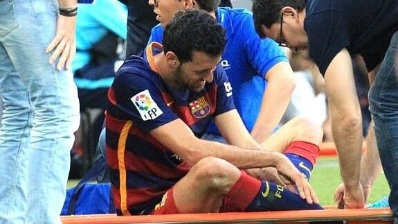 Sergio Busquets, antes de ser retirado en camilla de San Mamés. 