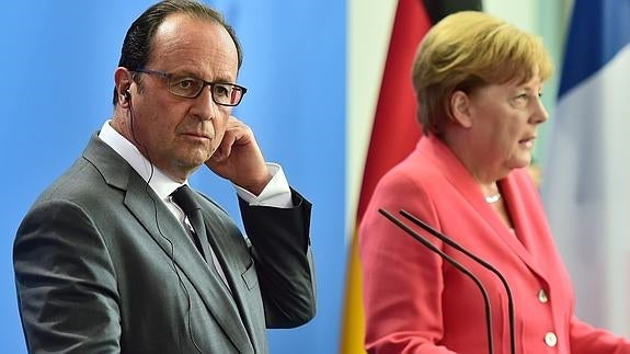 El presidente Hollande y la canciller Merkel durante el encuentro en Berlín.