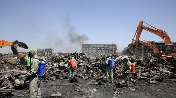 Operarios trabajan en la zona donde se produjeron las explosiones. 