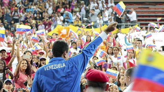 Nicolás Maduro se dirige a sus simpatizantes durante un discurso.