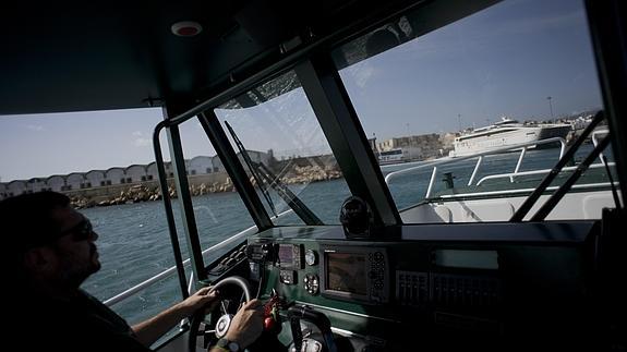 Una patrullera de la Guardia Civil frente al Peñón. 