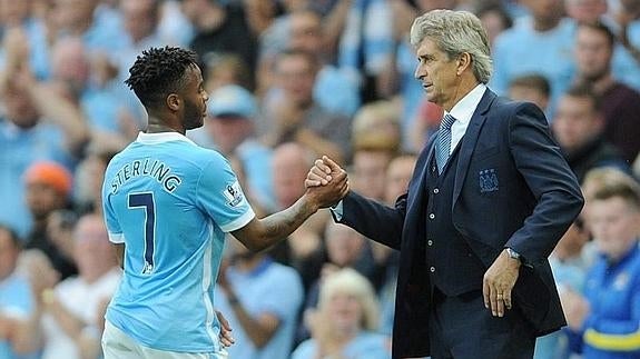 Raheem Sterling (izq.) y Manuel Pellegrini (der.). 