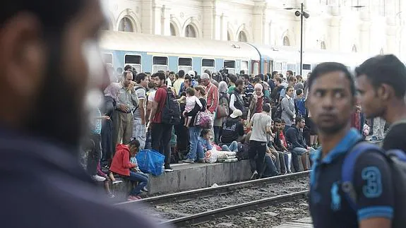 Refugiados esperan en un andén de la estación de Keleti en Budapest. 