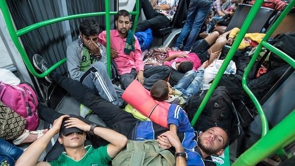 Uno de los autobuses que trasladan a los refugiados. 