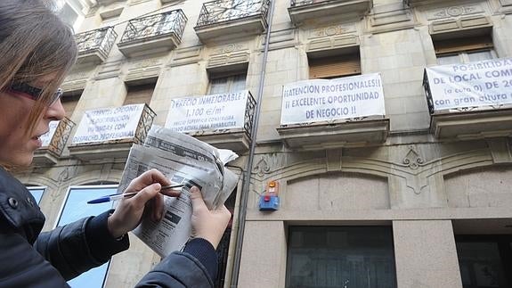 Una mujer busca piso. 
