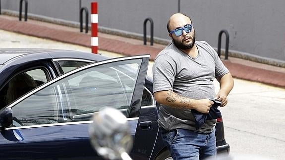 Kiko Rivera bajando de su coche en Zaragoza. 