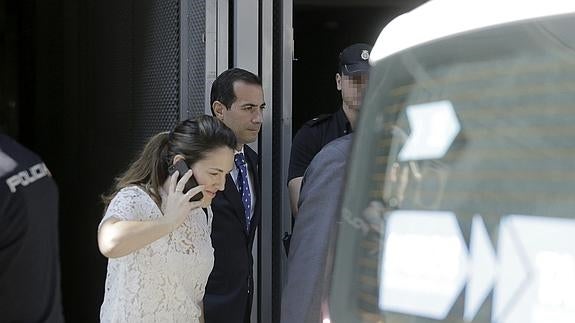 Salvador Victoria (c), a la salida de la Audiencia Nacional.