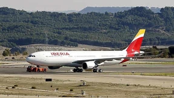 Un avión de Iberia en Barajas. 