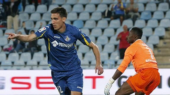 Scepovic (i) celebra su gol ante la decepción de Kameni. 