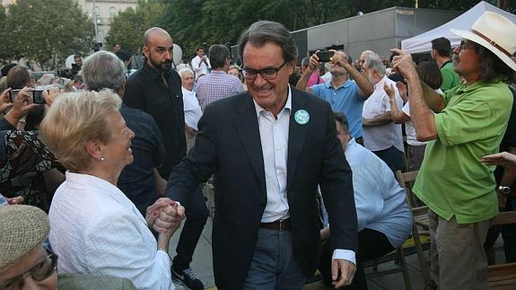 Artur Mas saluda a una simpatizante a su llegada a un mitin. 