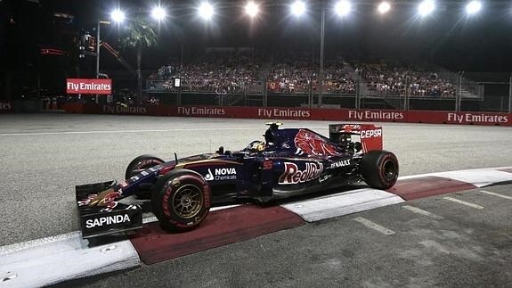 Carlos Sainz, en su monoplaza, durante el Gran Premio de Singapur