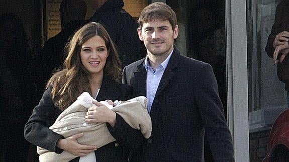 Iker Casillas y Sara Carbonero junto al pequeño Martín en enero de 2014.