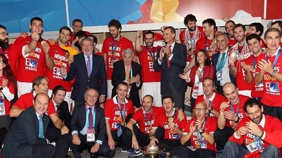 El ministro de Educación (i) celebra el Eurobasket con la selección. 