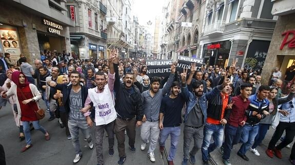 Manifestantes por las calles de Estambul.