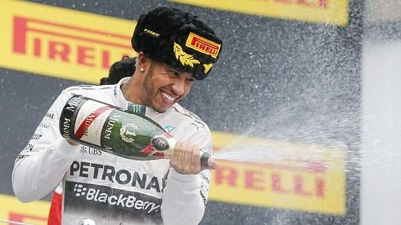 Lewis Hamilton celebra su victoria en Rusia. 