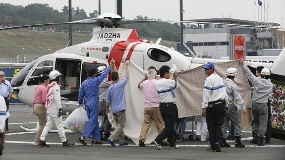 De Angelis, en el momento de ser introducido en el helicóptero. 