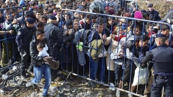 Refugiados esperan para cruzar la frontera serbo-croata en Berkasovo, Croacia. 