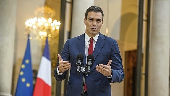 El secretario general del PSOE, Pedro Sánchez se dirige a los medios de comunicación tras su encuentro con el presidente francés François Hollande.