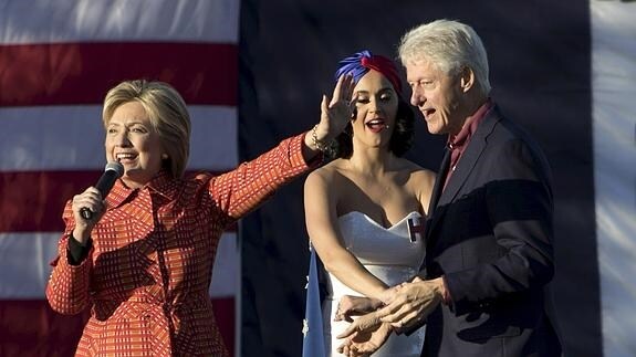 La candidata, junto a Katy Perry y Bill Clinton. 