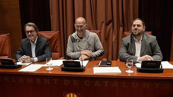 Artur Mas, Raul Romeva y Oriol Junqueras en el Parlament.