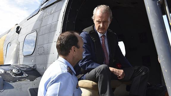 Pedro Morenés, a bordo de un Super Puma que participa en las labores de rescate de los cuerpos.