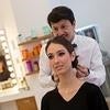 Eduardo Sánchez retoca el pelo a la modelo.