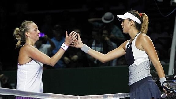 Garbiñe saluda a la checa Kvitova tras derrotarla en el Masters. 