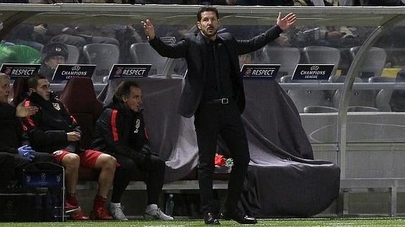 Simeone, durante el partido en Astana. 