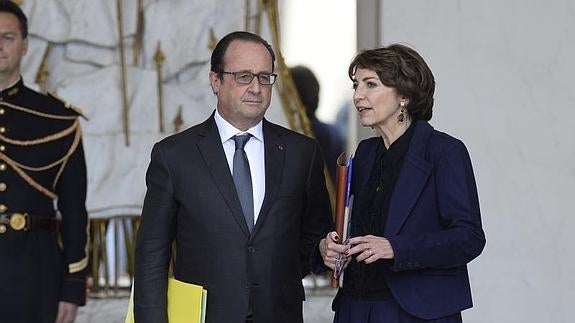 Hollande, junto a la ministra gala de Sanidad. 